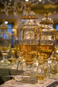 300px-Perfume_Urn_Caron_Paris_600x900px_by_Mattias_Kristiansson